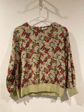 Riverina Taps VINTAGE Floral Crewneck Top in Sage with Red Rose Print